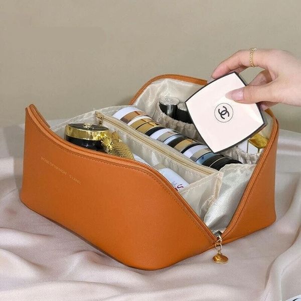 Містка косметичка з діагональною застібкою CosmyCase, коричнева COS230 фото