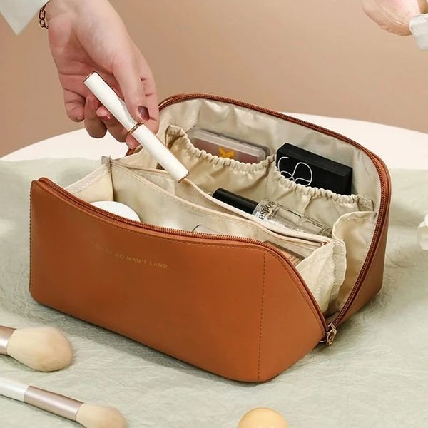 Містка косметичка з діагональною застібкою CosmyCase, коричнева COS230 фото