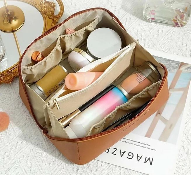 Містка косметичка з діагональною застібкою CosmyCase, коричнева COS230 фото
