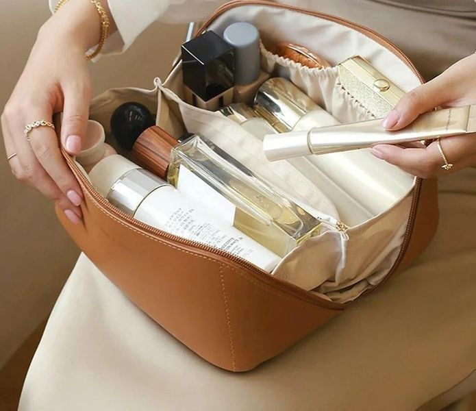 Містка косметичка з діагональною застібкою CosmyCase, коричнева COS230 фото
